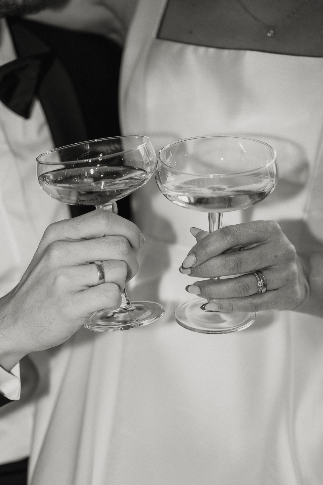 Hochzeitsreportage Starnberg. Das Foto zeigt ein Brautpaar in der Detailaufnahme, welches mit Champagnergläsern anstoßt