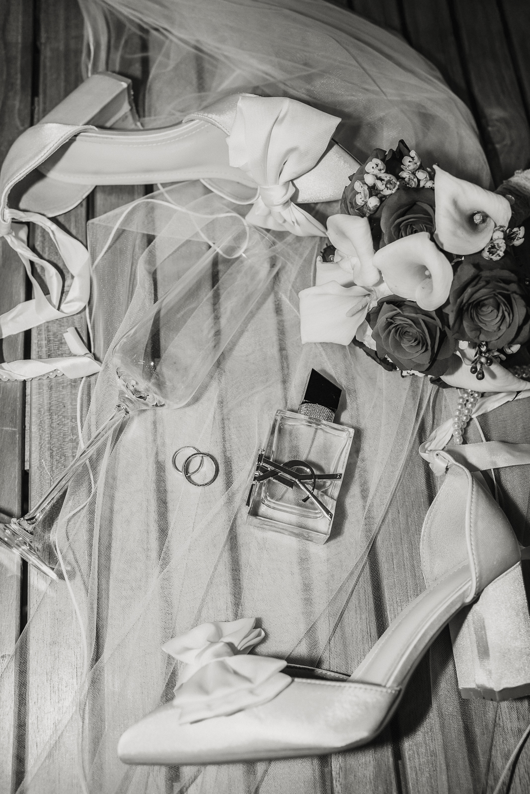 Hochzeitsfotografin Starnberg. Dieses Foto zeigt eine Detailaufnahme von einem FlayLay einer Hochzeit