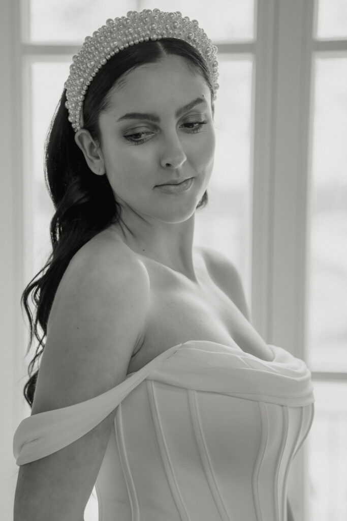 Hochzeitsfotografie Starnberger See. Dieses Foto zeigt eine wunderschöne Bride nach ihrem Getting Ready.