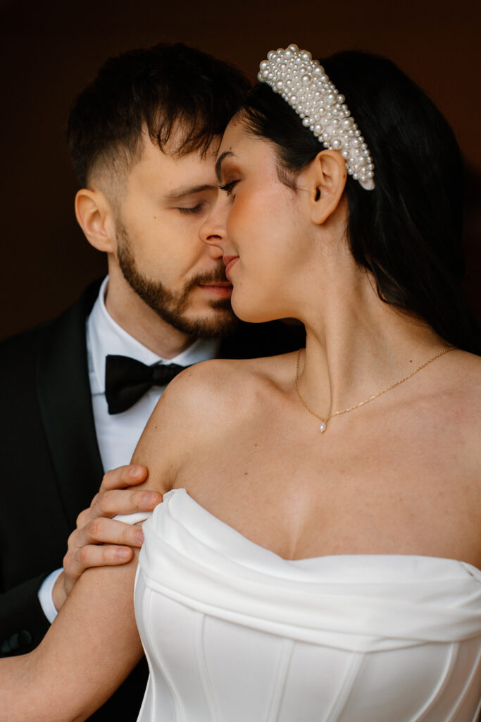 Hochzeitsreportage am Starnberger See und München. Dieses Foto zeigt ein Brautpaar, welches sich Kopf an Kopf berührt.