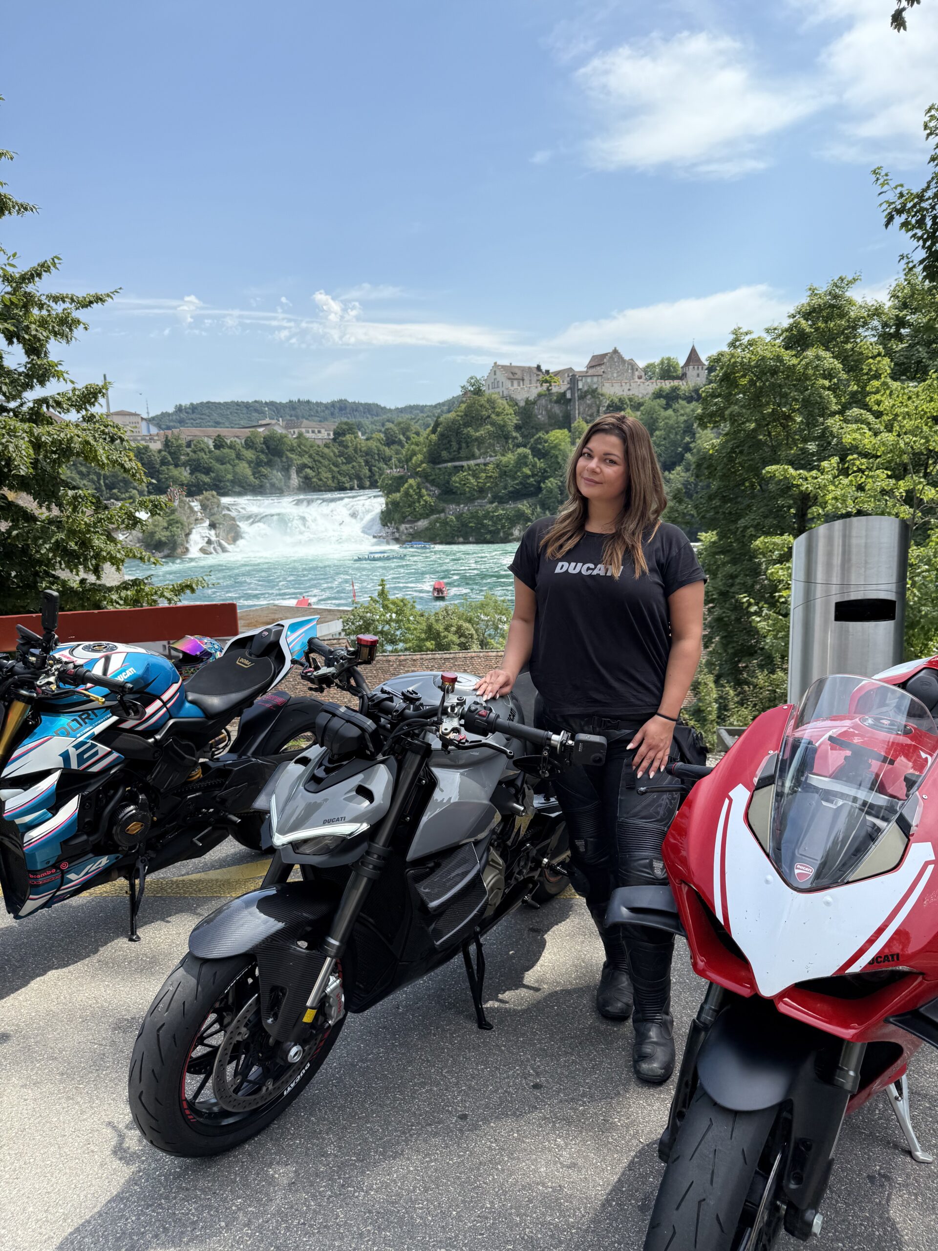 Ein Foto von Sarah, der Gründerin von Dear Memories Hochzeitsfotografie. Mit ihrem Motorrad in der Schweiz.